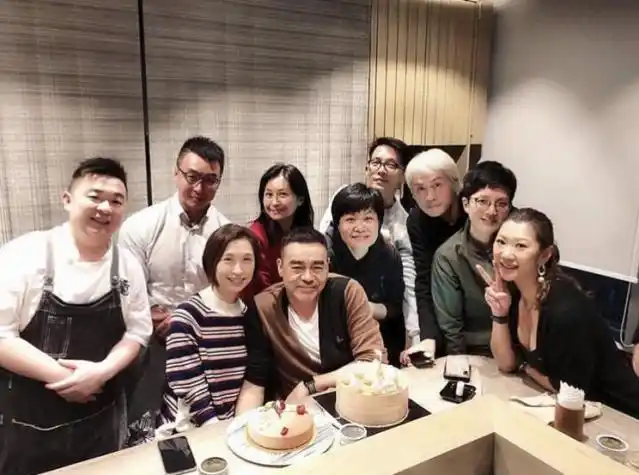 黄子华带女友为刘青云庆生合影时紧紧搂女友脸上难掩甜蜜