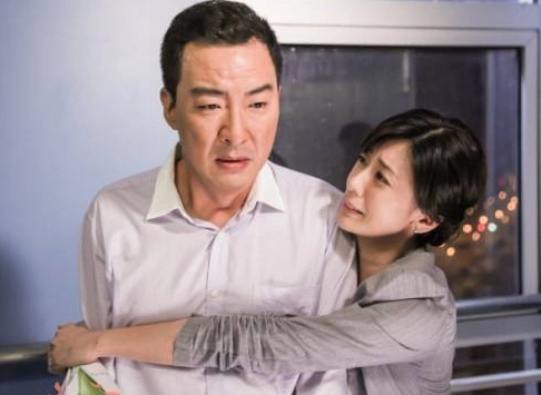 就是阳光灿烂的时候,2009年的《蜗居》,成为了异常火爆的电视剧,剧中