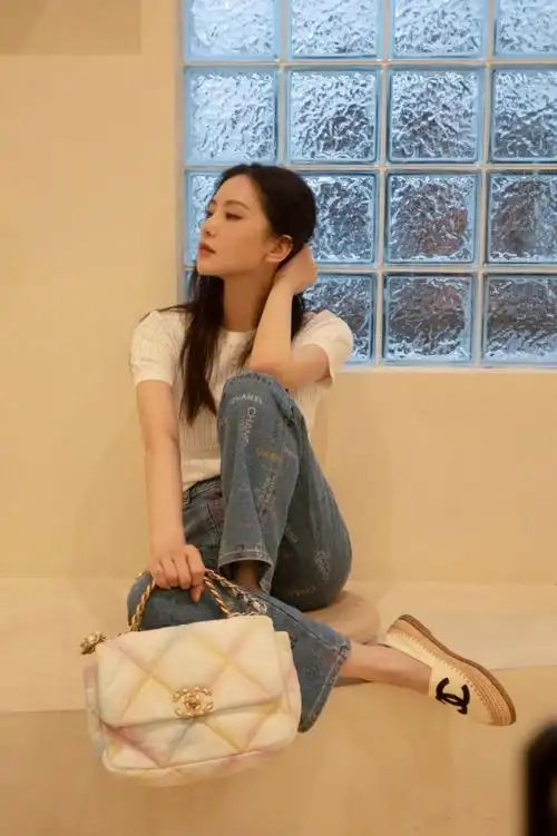 刘诗诗慵懒悠然风生活照穿搭时髦气质优雅