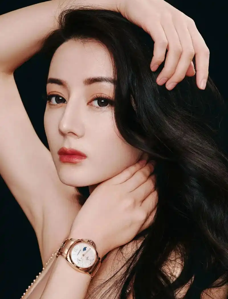 迪丽热巴🌠流萤乍起,眸间星闪,嵌入浩瀚寰宇,流动在@de - 抖音