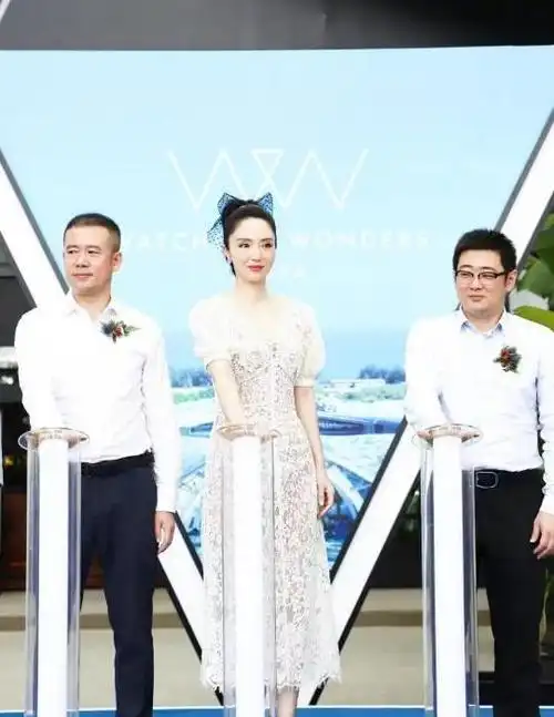 40岁董璇晒新照穿肤色镂空裙美到不敢认扎蝴蝶结发带太可爱