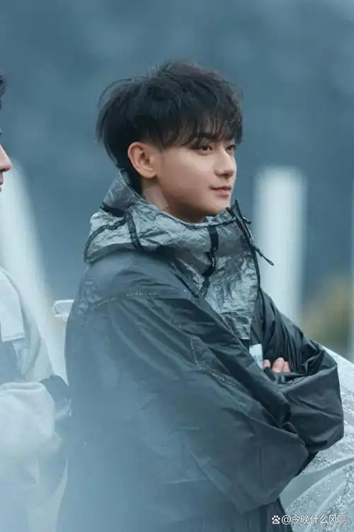 张予曦18岁寸头照曝光,网友笑称"撞脸黄子韬"