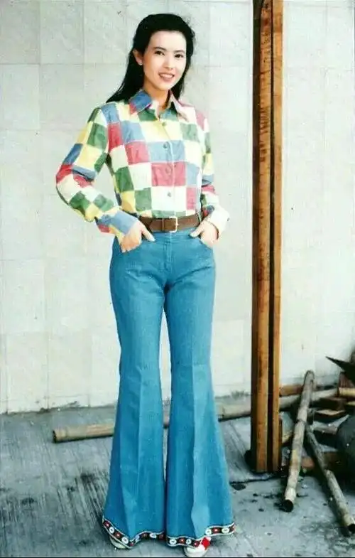 90年代,重视环保,价值反思使牛仔裤的潮流趋向纯正质朴,体现了世纪末