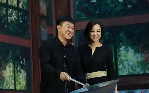 演员何冰为何结婚几十年0绯闻看看妻子是谁就知道了