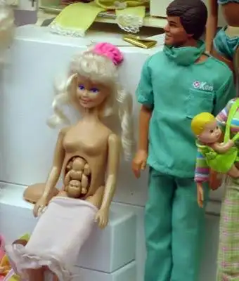 不太适合儿童玩:)   这个世界上最昂贵的芭比娃娃是由戴比尔斯公司