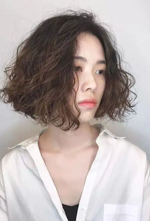 大气流行的小卷头发,添加时尚甜美度的造型,两鬓角头