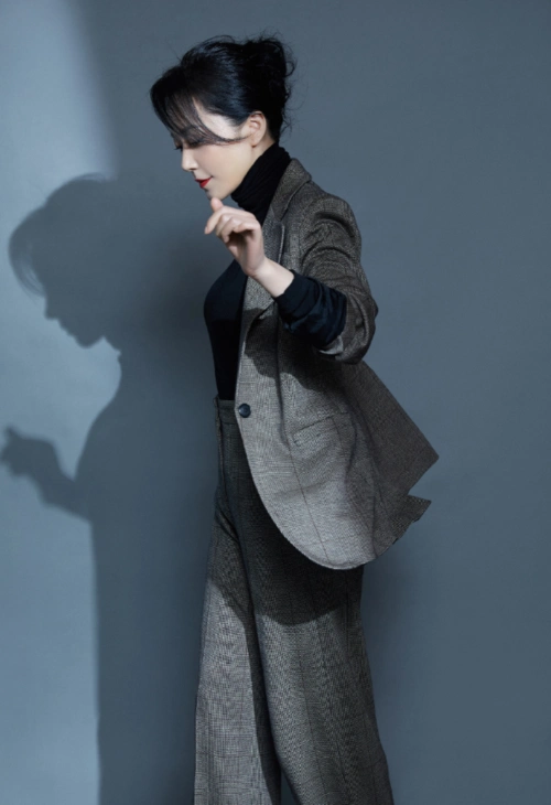 俞飞鸿不愧是冻龄女神束腰西装服气质高级这腰同龄人少有