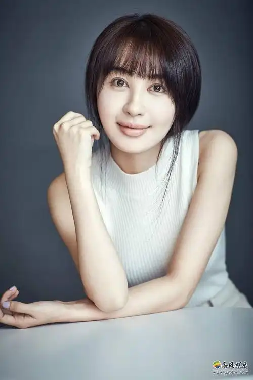 李菲儿现身机场毫无倦意元气满满秀美腿