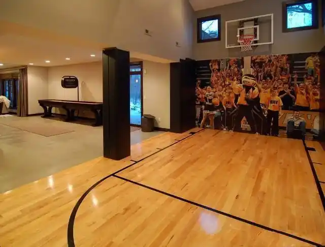 这款在家里建的篮球场在地下室里面了,借用地下室足够宽敞的优势,而且