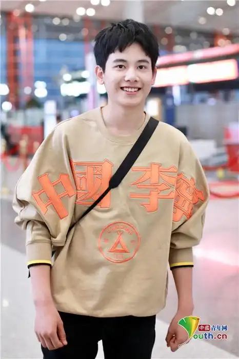 胡先煦休闲装背挎包学生气满满露齿笑十足阳光大男孩