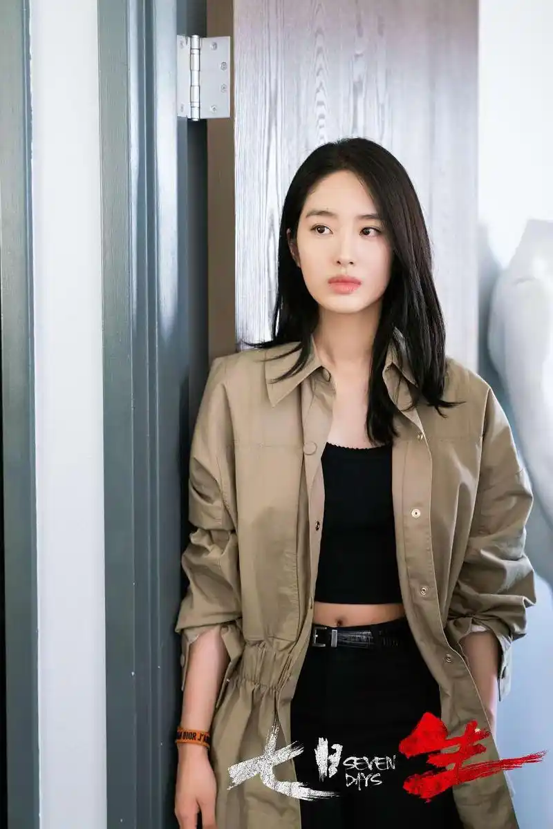 杨采钰在《七日生》中的角色叫简妮.