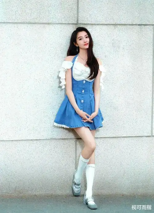 关晓彤腿长108,杨幂腿长100,跟最后一位合影太需要勇气了