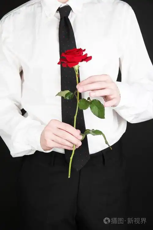 该名男子手持玫瑰特写