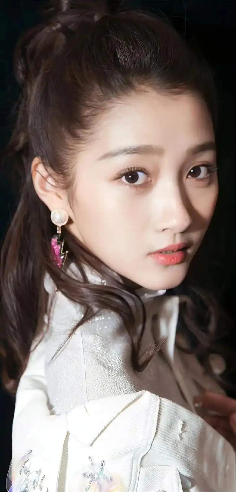 顶级壁纸〕盛世容颜漂亮大方的女星关晓彤#关晓彤 #顶级壁纸 - 抖音