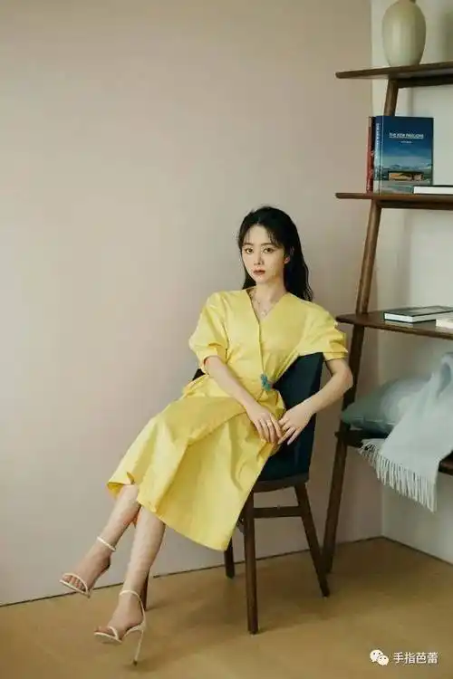 谭松韵穿"蛋黄"裙扮在逃公主,穿出清纯甜美的气质_连衣裙_女人_裙子