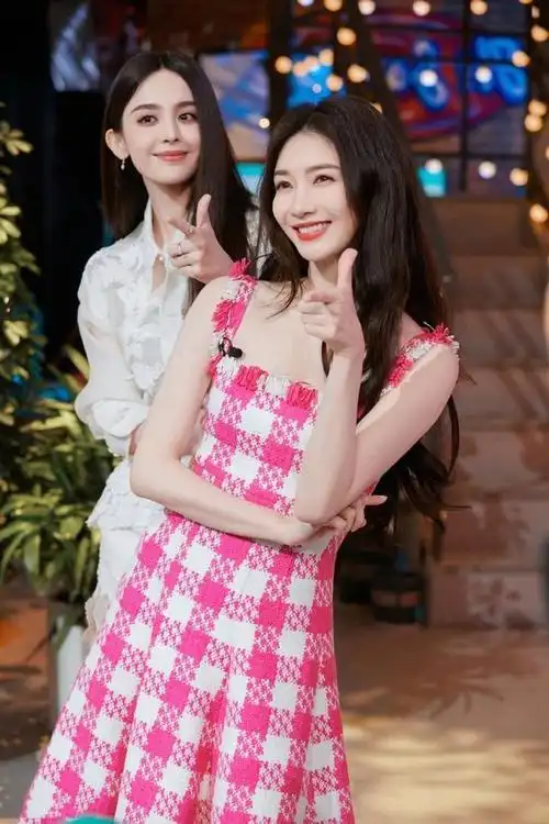 娜扎同框江疏影差距大,一个穿透视裙像网红,一个穿红裙美艳大气