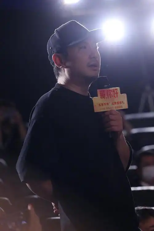 沈腾现身开心麻花剧场被偶遇 素颜状态好瘦了不少