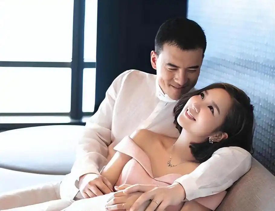 原来当时刚与释小龙分手不到两个月,何洁便公布了与赫子铭结婚的消息.