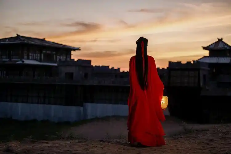 王楚然美人提灯.王楚然古风写真绝美.王楚然发带飘飘,古韵十足.