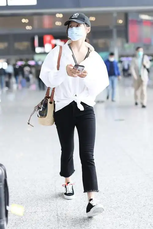 原创长发的袁姗姗好温柔穿斑马纹衬衫配牛仔裤真空搭配挺有型