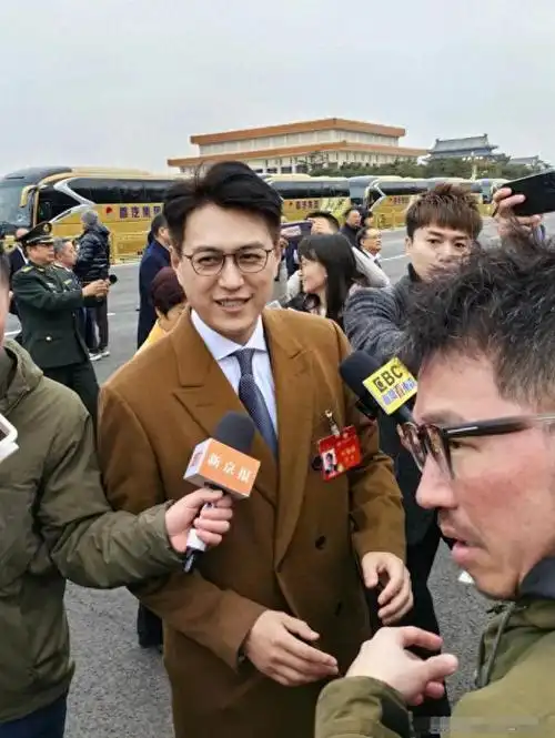 演员靳东参加两会引全网热议,身份显赫备受瞩目!