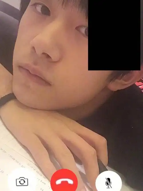 易烊千玺女友前来报道