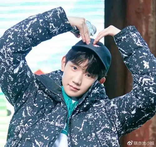 王源比心大合集,接受刚哥的爱心吧