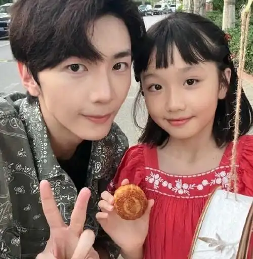 11月24日,洪欣在社交平台晒出带着老公和女儿去看儿子张镐濂毕业大戏