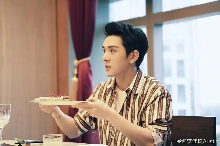 李佳琦的穿衣风格