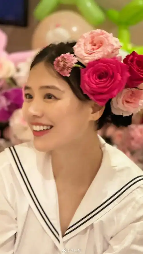 马思纯簪花生日写真#马思纯生日写真来了,这组真的很美,笑起来很治愈