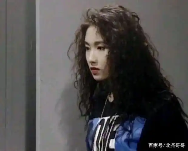90年代的港星有多潮?羊毛卷不算啥,连泫雅风都是她们玩剩下的