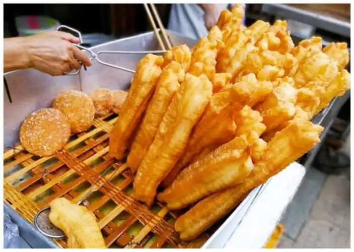 夫妻两口子摆摊20多年,只卖最良心的油条,回头客超多