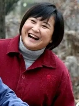 贾瑜(贾玲饰演)