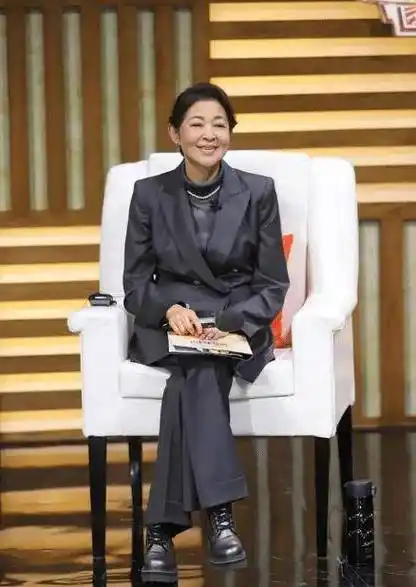 倪萍60岁开始减肥成功,穿宽松缎带连衣裙录节目,年轻10岁不止_效果