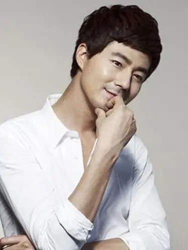 潮男赵寅成短发发型图片绅士风范