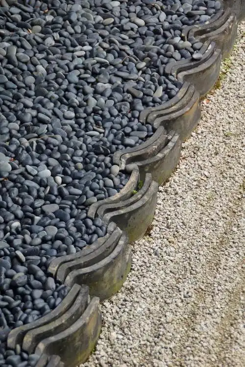 不需要豪门大院用几块旧瓦片放客厅阳台一角把日式坪庭搬回家