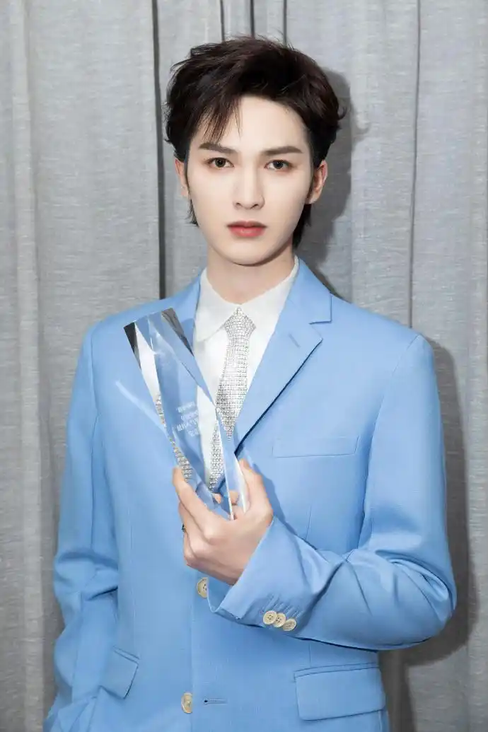 明星丨朱正廷一袭蔚蓝西装彰显洁净素雅 获年度挚爱最具人气男艺人奖