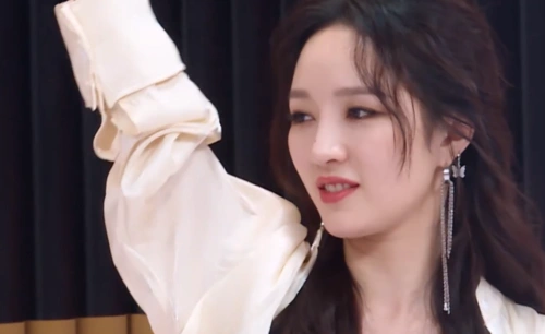 孟佳被节目组"坑惨",金晨不选她,蓝盈莹低头玩手机