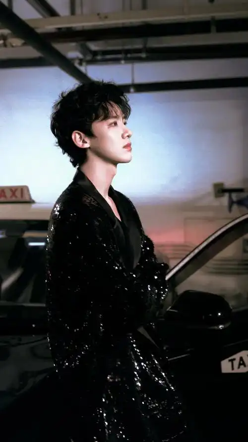 白敬亭黑色亮片西装