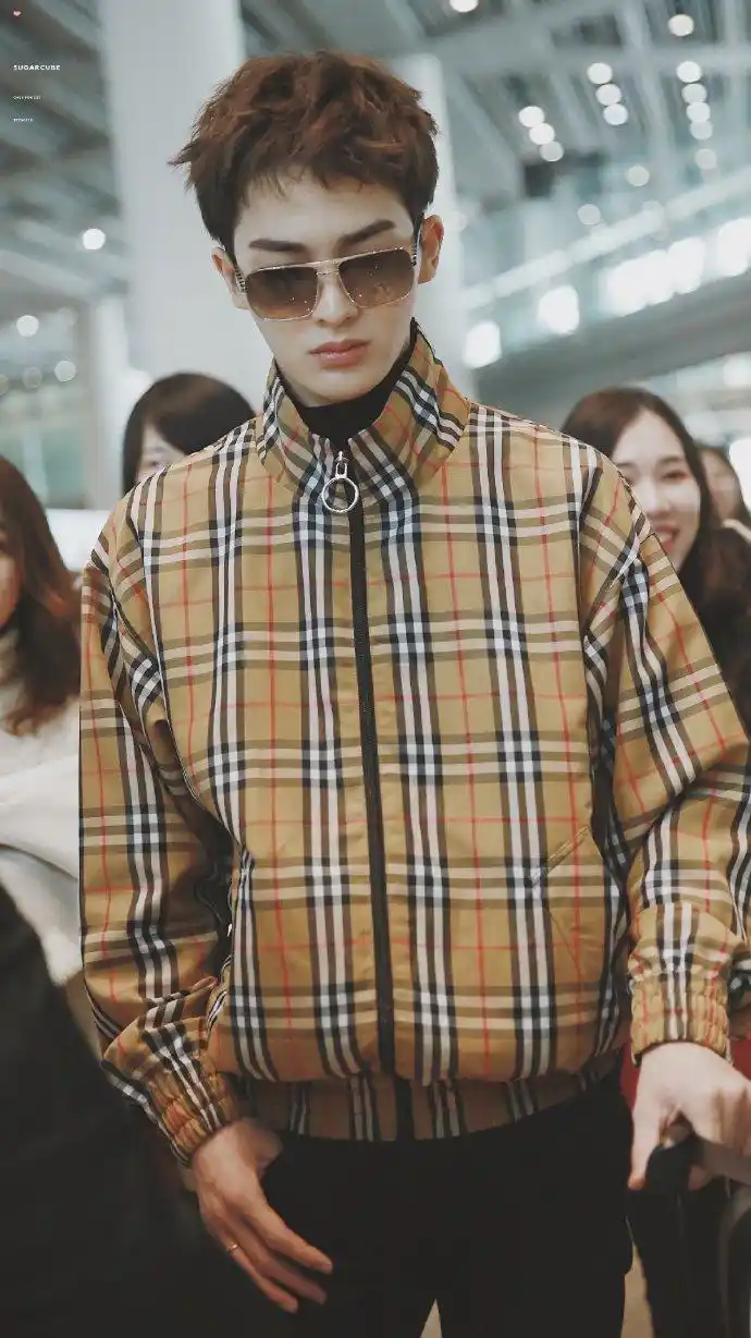 轻松驾驭各种墨镜,造型百变,时尚感十足～#朱正廷[超话]#@theo-朱正廷