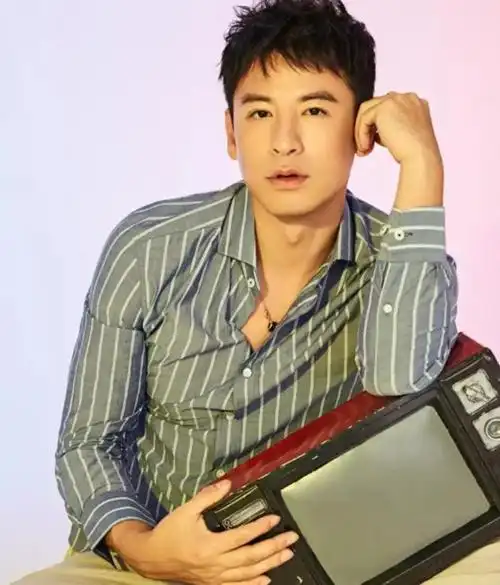 钱泳辰在餐饮领域取得了显著的成就,虽然他的名声并不显赫,但他经营的