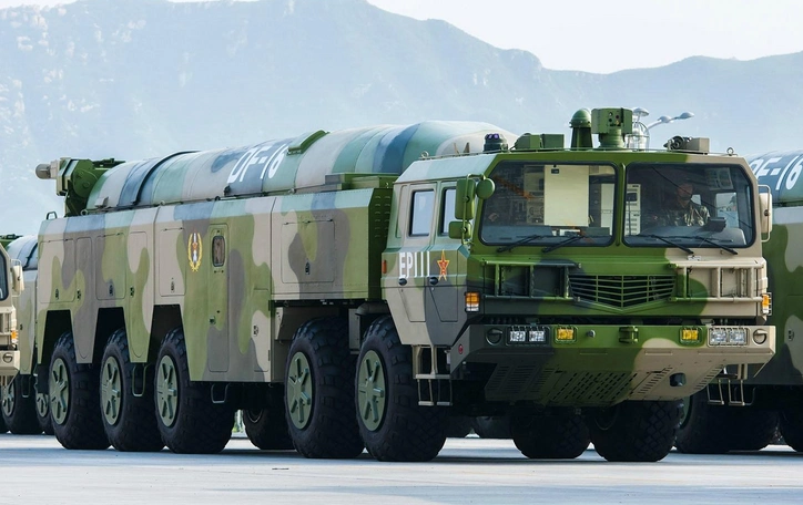 df-16导弹是一种单级固体弹道导弹,根据画面中人身高和导弹直径的比例