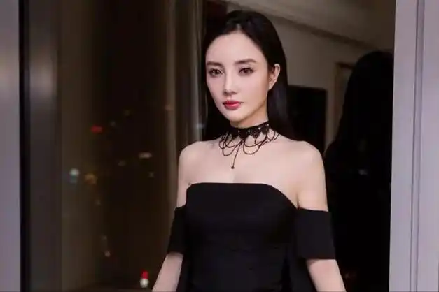 没想到,"做头发"事件才过去6年,李小璐就以"这种姿态"出现