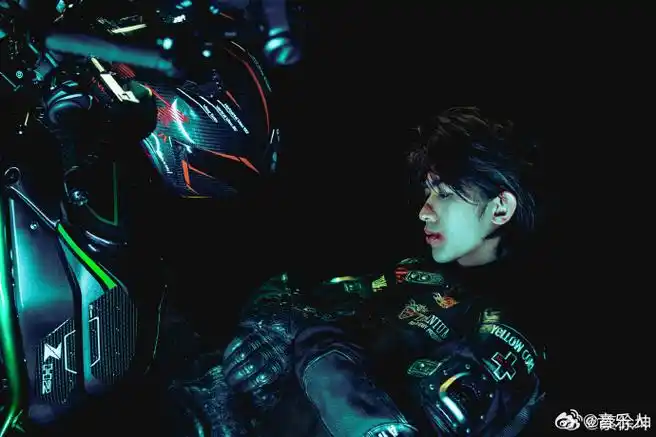 蔡徐坤微博分享最新写真图,战损机车风造型尽显个人风格