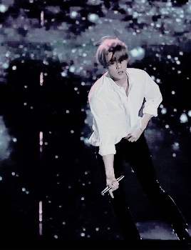 吴世勋跳舞舞台帅哥gif动图_动态图_表情包下载_soogif