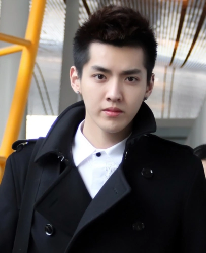 吴亦凡发胖后出镜,素颜脸肿眼睛无神,颜值下降毫无少年感