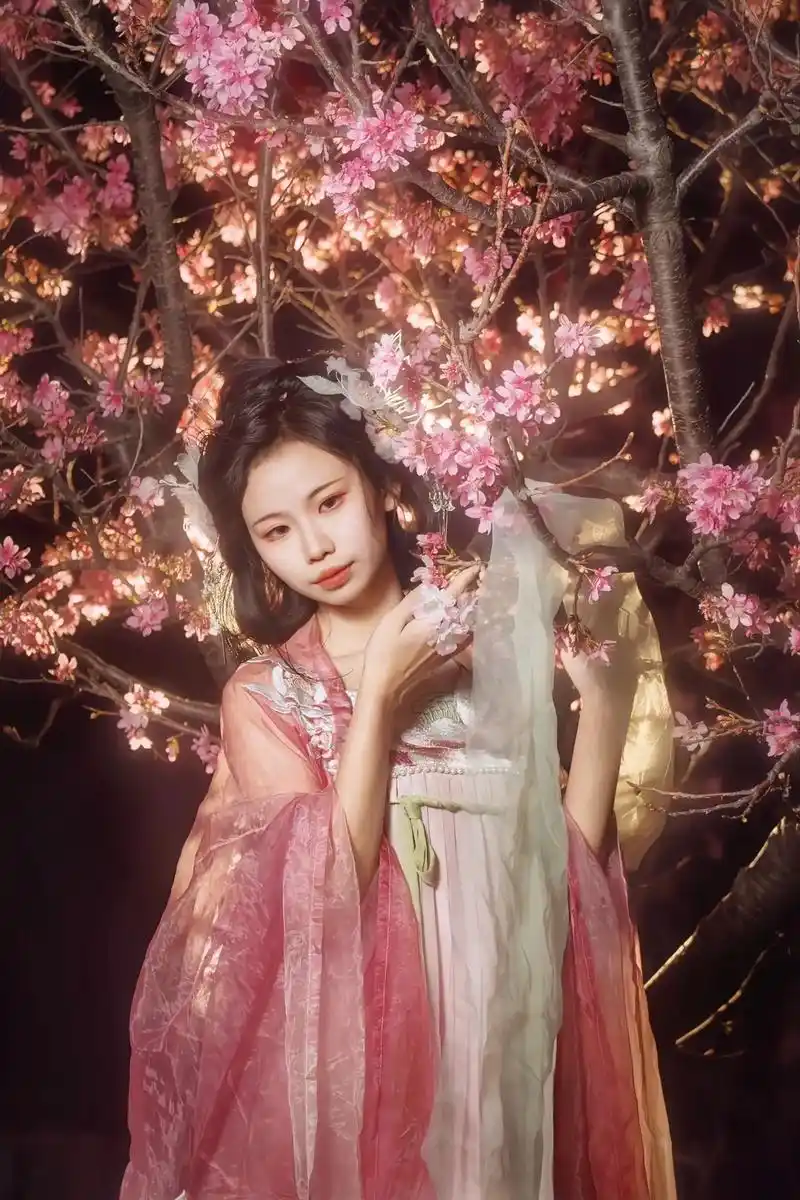 古风 #摄影 #樱花 #汉服 #惊鸿一瞥 漫樱随风飘,月 - 抖音