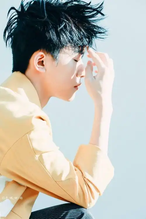 易烊千玺清爽帅照来袭 夏天的风吹来少年感