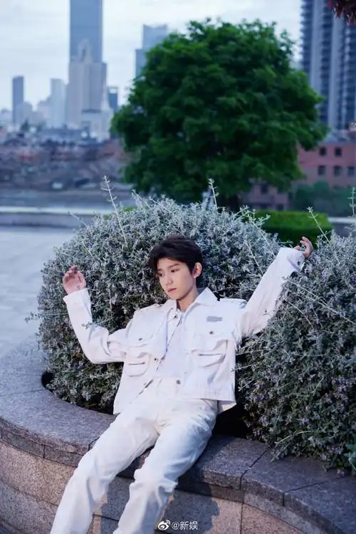 身材比例太好了,腿好细一会见啦@tfboys-王源#新娱