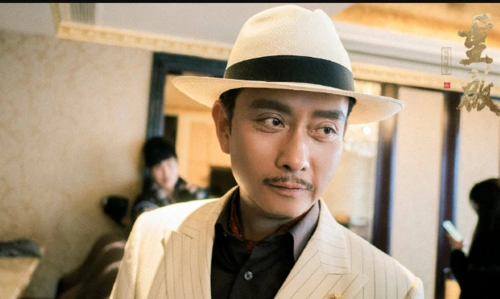 重启之极海听雷焦老板扮演者谢君豪西装谦谦君子剧照